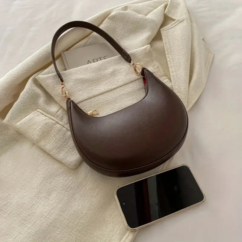 Elegant Handbag with Luxurious Gold Hardware – Chic Design with Secure Closure