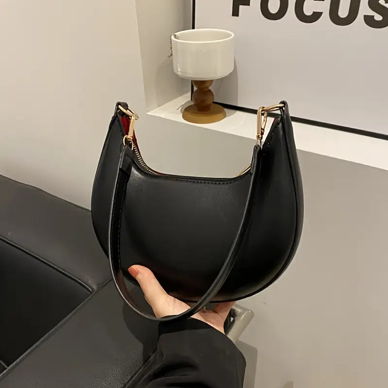 Elegant Handbag with Luxurious Gold Hardware – Chic Design with Secure Closure