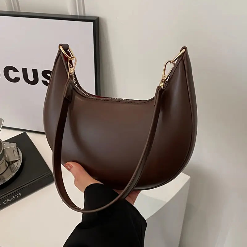 Elegant Handbag with Luxurious Gold Hardware – Chic Design with Secure Closure
