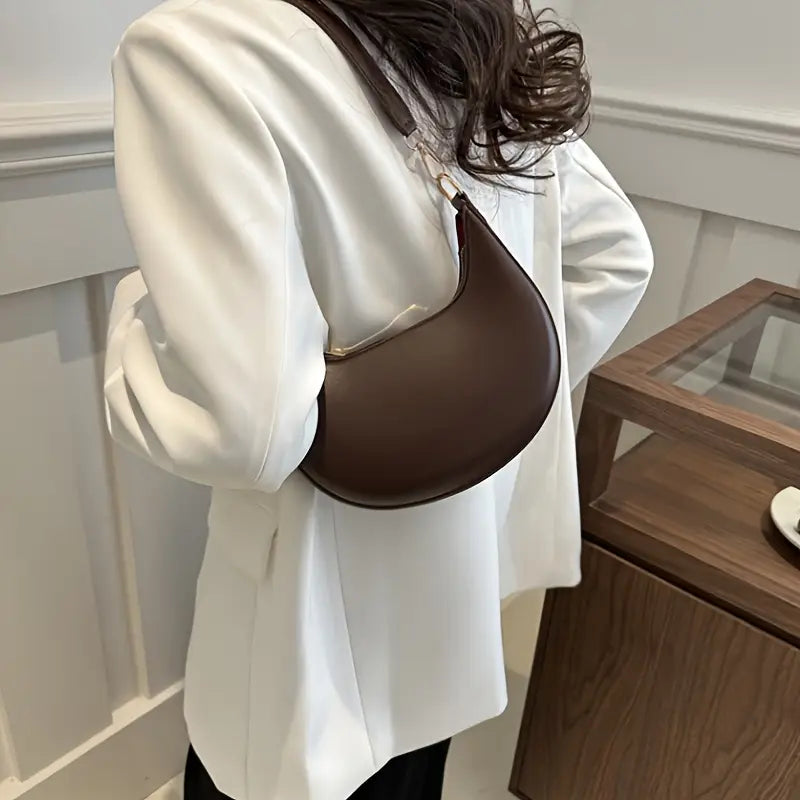 Elegant Handbag with Luxurious Gold Hardware – Chic Design with Secure Closure